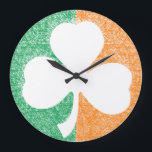 Horloge murale Shamrock irlandaise<br><div class="desc">En utilisant la fonction "customiser",  vous pouvez ajouter votre propre texte si vous le souhaitez. Voir mon magasin pour plus d'articles avec ce design.</div>