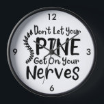 Horloge Ne laissez pas votre colonne vertébrale monter sur<br><div class="desc">Ce verre de vin intelligent et humoristique "Ne laissez pas votre épine tomber sur Nerves" est parfait pour tout chiropraticien avec un sens de l'humour. C'est une excellente façon d'amorcer la conversation avec des patients et des collègues tout en mettant en valeur votre expertise en santé de la colonne vertébrale....</div>