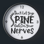 Horloge Ne laissez pas votre colonne vertébrale monter sur<br><div class="desc">Ce verre de vin intelligent et humoristique "Ne laissez pas votre épine tomber sur Nerves" est parfait pour tout chiropraticien avec un sens de l'humour. C'est une excellente façon d'amorcer la conversation avec des patients et des collègues tout en mettant en valeur votre expertise en santé de la colonne vertébrale....</div>