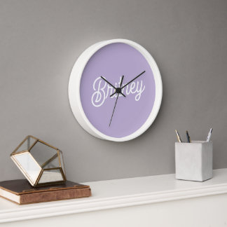 Horloge Nom du monogramme violet de lavande chic personnal