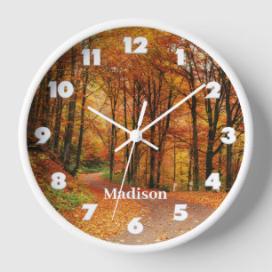 Horloge Nom personnalisé Chemin d'automne coloré