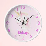 Horloge Nom rose de la licorne<br><div class="desc">Un arrière - plan rose doux décoré d'un mignon visage de licorne blanc et rose. Personnalisez et ajoutez un nom, des lettres roses. Numéros à l'horloge rose.</div>
