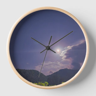 Horloge Nuit illuminée par la Lune sur les montagnes