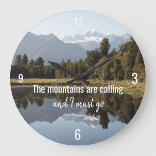 Horloge orientée de montagne avec la citation