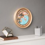 Horloge Palmiers Tropicaux Hawaiiens Sur Faux Cork<br><div class="desc">Fun liège texturé look coussin extérieur avec amusant coloré rétro image de palmiers verts, vagues bleues, soleil orange, et rayons de soleil jaune et rose. Entouré de mots liés à l'été... Vagues, Beach Parties, Good Vibes, Cocktails, été, amis, rire, soleil et Surf. Cool lancez coussin pour utilisation pendant les fêtes...</div>