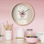 Horloge Parties scintillant rose gouttes Cupcake boulanger<br><div class="desc">Faites une impression élégante avec cette horloge murale de nom personnalisé, élégante, sophistiquée, simple et moderne. Un cupcake en or scintillant et rose, une typographie manuscrite et des gouttes de parties scintillant superposent un arrière - plan à l'ombre d'or au champagne métallique. Personnalisez avec votre nom complet, votre entreprise ou...</div>