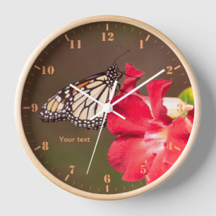 Horloge Personnaliser le papillon Monarch sur le rose du d