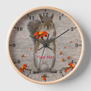Horloge Personnaliser l'écureuil mignon avec des fleurs