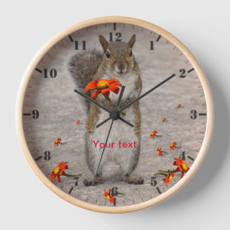 Horloge Personnaliser l'écureuil mignon avec des fleurs