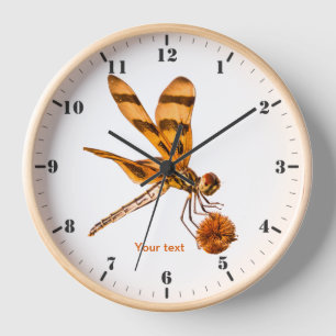 Horloge Personnalisez la libellule orange sur Bur-reed