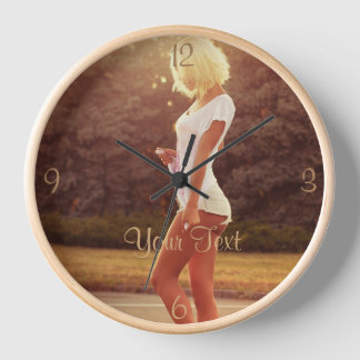 Horloge Photo d'une femme encadrée par la lumière du solei