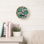 Horloge Pink & Green Palm Feuille Motif & nom<br><div class="desc">Le Tropical Pink & Green Palm Feuille motif est un design dynamique et animé qui intègre des éléments de la nature et une esthétique tropicale. La motif présente des feuilles de palmiers luxuriants dans les tons rose et vert, créant un contraste saisissant et une apparence globale attrayante.Globalement, le motif Feuille...</div>