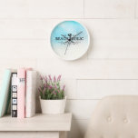 Horloge Plage Beachaholic Watercolor<br><div class="desc">L'horloge murale présente de l'eau couleur de plage sable et le mot "plage" avec accent décoratif et tongs.</div>