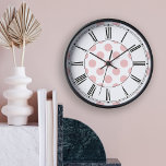 Horloge Pois rose élégant fille<br><div class="desc">Un motif pois rose ceint avec des chiffres romains sur le visage de l'horloge ajoute une touche féminine à votre décor.</div>