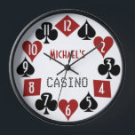 Horloge Poker Room Casino Convient Nom personnalisable Tex<br><div class="desc">Créez votre propre salle de poker sur mesure / poker club casino horloge murale en utilisant ce cool, modèle facile. Les numéros blancs de style art déco reposent sur des combinaisons de cartes en rouge et noir (pique, trèfle, coeur et diamants). Au milieu, vous pouvez facilement ajouter votre nom à...</div>