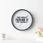 Horloge Priez Sur Elle Priez Par-Dessus Priez À Travers El<br><div class="desc">Pray On It Pray Over It Pray Through It Christian Faith</div>