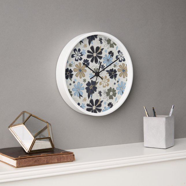 Horloge Retro Blue Outlined Patterned Flowers (Floral Retro Blue Pattern Decor Clock from Studio Posies.)