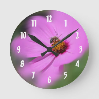 Horloge Ronde Abeille De Miel Sur Fleur De Cosmos