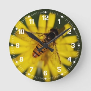 Horloge Ronde Abeille fraîche de miel sur la fleur dans la