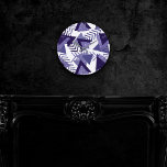 Horloge Ronde abstrait Cool des années 80 | Motif de formes de p<br><div class="desc">#abstractart Chic design moderne géométrique moderne abstrait pop-art dans une amusante palette d'amoureux violet ultra-violet célébrant les années 1990 et 1980 avec des graphismes rétro totalement impressionnants. Le style Memphis aléatoire des années 80 et 90 incluait des motifs sans couture de zigzags et de formes triangulaires dans des pastels lumineux....</div>