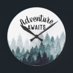 Horloge Ronde Adventure Await aquarelle Forêt rustique<br><div class="desc">aquarelle peinte forêt rustique "aventure attend" horloge. Personnalisable !</div>