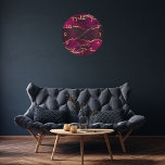 Horloge Ronde Aigle en or violet de Bourgogne nom<br><div class="desc">Une agate bordeaux,  violet et faux or,  gravure de pierre de marbre comme arrière - plan. Personnalisez et ajoutez votre nom. Le nom est écrit avec un script de style moderne écrit à la main.</div>