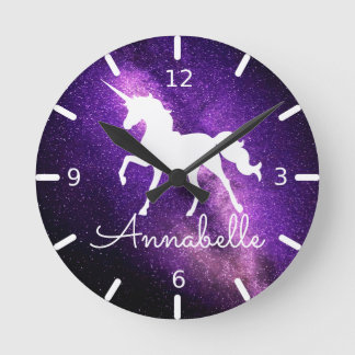 Horloge Ronde AJOUTER LE NOM / Beau espace violet Unicorne