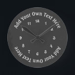 Horloge Ronde Ajouter votre propre tableau de bord de texte pers<br><div class="desc">Ajouter votre propre texte Faux Chalkboard personnalisé horloge murale de Ricaso</div>