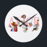 Horloge Ronde Alice à Wonderland et Friends<br><div class="desc">Alice à Wonderland and Friends,  including the Mad Hatter,  the Queen of Hearts,  the Duchess,  the Caterpillar,  the Cheshire Cat,  the White Rabbit and the Cardmen</div>