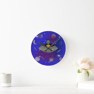 Horloge Ronde Alien dans un vaisseau spatial portant un t-shirt