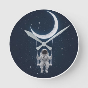Horloge Ronde Amusement dans l'espace - Un astronaute se balade