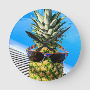 Horloge Ronde Ananas avec lunettes de soleil à la piscine