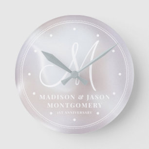 Horloge Ronde Anniversaire personnalisé du Mariage de perle Irid