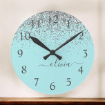 Horloge Ronde Aqua bleu Turquoise Parties scintillant argent Mon<br><div class="desc">Aqua Blue - Teal and Silver Sparkle Glitter Brushed Script Monogram Nom de Clock. This makes the perfect sweet 16 birthday,  wedding,  bridal shower,  anniversary,  baby shower or bachelorette party gift for someone that loves glam luxury and chic styles.</div>