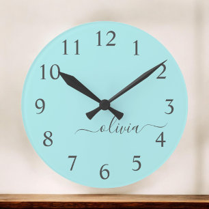 Horloge Ronde Aqua Blue Turquoise Moderne Script Girl Monogramme