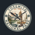 Horloge Ronde Aquarelle du parc national Yosemite Demi-Dom Vinta<br><div class="desc">Parc national de Yosemite en Californie. Ce design rétro fait un grand cadeau de Noël ou d'anniversaire pour les fans des parcs nationaux et des montagnes de Californie. Le design vintage rétro est un cadeau parfait pour le camping et les amateurs de randonnée nature.</div>