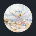 Horloge Ronde Aquarelle élégant Beach Ocean Monogramme<br><div class="desc">Vous pouvez toujours être assis sur cette plage en regardant l'eau — les douces brises soufflant - en profitant du moment. Oui, c'est en effet votre propre "beach thérapie" personnelle — avec la belle scène rêveuse d'aquarelle. Idéal pour les amateurs de plage, les locations de plage ou toute personne qui...</div>