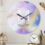 Horloge Ronde Aquarelle violet Abstrait Girly Luxury Monogramme<br><div class="desc">Personnalisez facilement ce style glamour abstrait couleur lilas peinture et faux or spray arrière - plan avec vos détails personnalisés.</div>