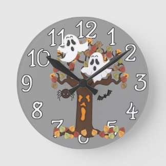 Horloge Ronde Arbre d'automne des fantômes d'Halloween