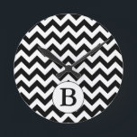 Horloge Ronde Architecture de Custom monogrammed Large Black Che<br><div class="desc">Ce produit présente un design classique en zig-zag en chevron noir et blanc avec une initiale monogramme personnalisée. Vous pouvez customiser l'original ou ajouter votre propre texte sur la page de commande de produit.</div>