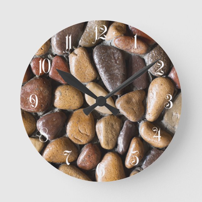 Horloge Ronde Arrière - plan de galets (Recto)