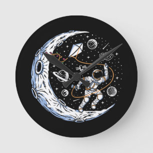 Horloge Ronde Astronaute faisant voler un cerf-volant sur la Lun