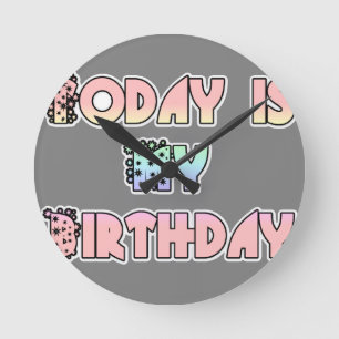 Horloge Ronde Aujourd'hui est mon anniversaire Baby Pink Art Pri