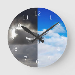 Horloge Ronde Avion volant hors du ciel orageux dans le ciel ble