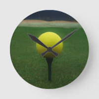 Bal de golf jaune sur un terrain de golf de montag