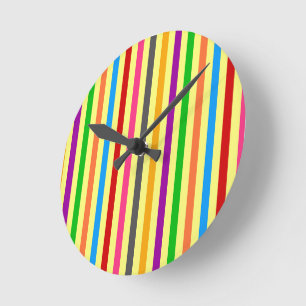 Horloge Ronde Bandes Colorées Sur Un Motif De Fond Jaune