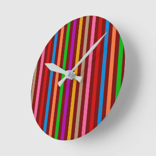 Horloge Ronde Bandes Colorées Sur Un Motif Rouge Design