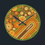 Horloge Ronde Bandes rétro et Fleurs funky avec nom personnalisé<br><div class="desc">Un design amusant avec des fleurs funky et un arrière - plan rétro rayé. Un design à revers avec des teintes vert avocat,  marron et orange.</div>