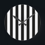Horloge Ronde Bandes Verticales Noires Et Blanches<br><div class="desc">Bandes verticales - motif rayé noir et blanc.</div>