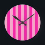 Horloge Ronde Bandes verticales rose chaud<br><div class="desc">Grilles verticales - rose et rose chaud.</div>